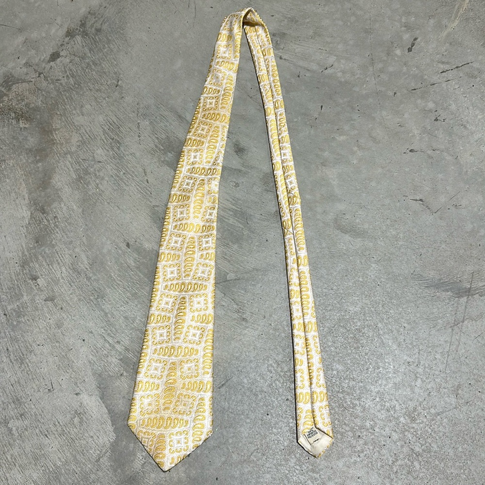 Foreman and Clark brand yellow and white ying yang design / 100% polyester